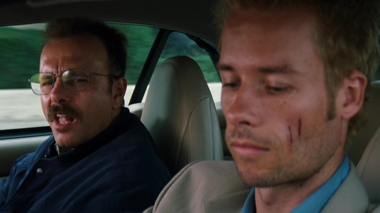 Guy Pearce and Joe Pantoliano talking in a car