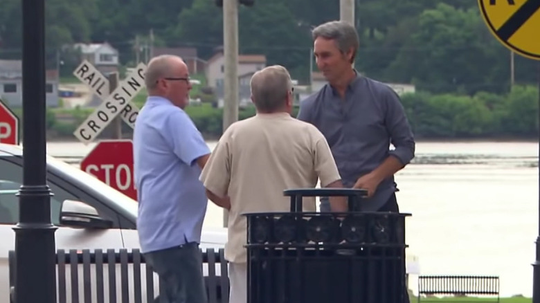 Mike WOlfe meeting a pair of fans in LeClaire, Iowa