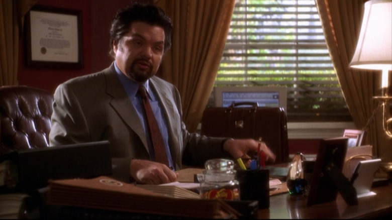 Oliver Platt at desk