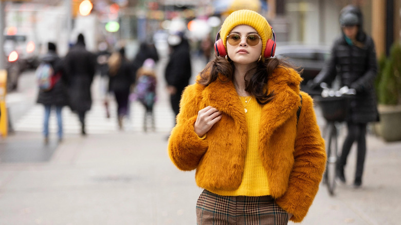 Selena Gomez wearing Beats and sunglasses