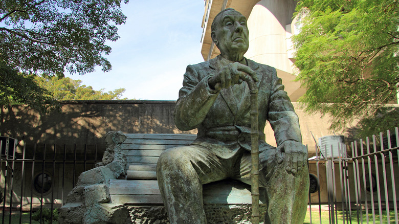 Statue of Jorge Luis Borges