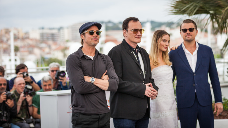 Pitt, Tarantino, Robbie, and DiCaprio posing