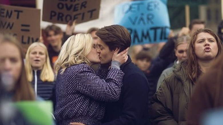 Emma Bones and Herman Tømmeraas kiss at protest in "Ragnarok"