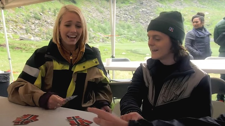 Theresa Frostad Eggesbø and Jonas Strand Gravli playing cards