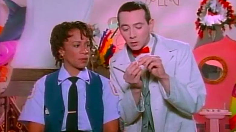 Pee-Wee talking to Reba the mail lady