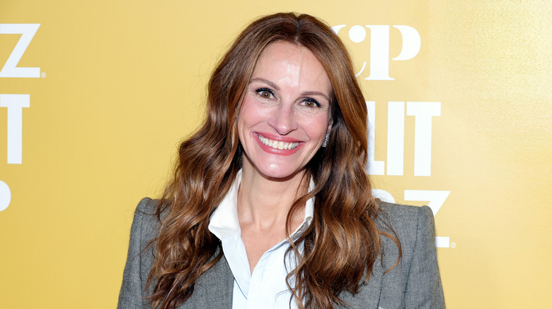 Julia Roberts smiles on red carpet