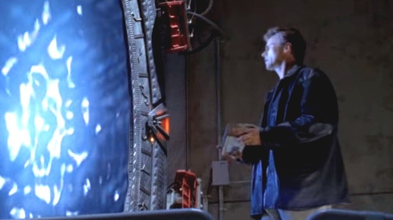 Jack O'Neill approaching stargate 