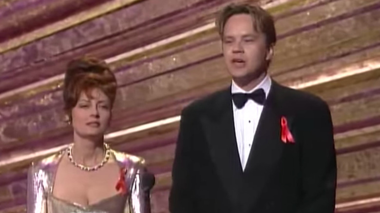 Susan Sarandon and Tim Robbins wearing red ribbons