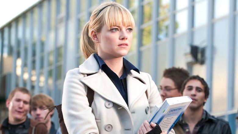 Gwen Stacy holding her school books