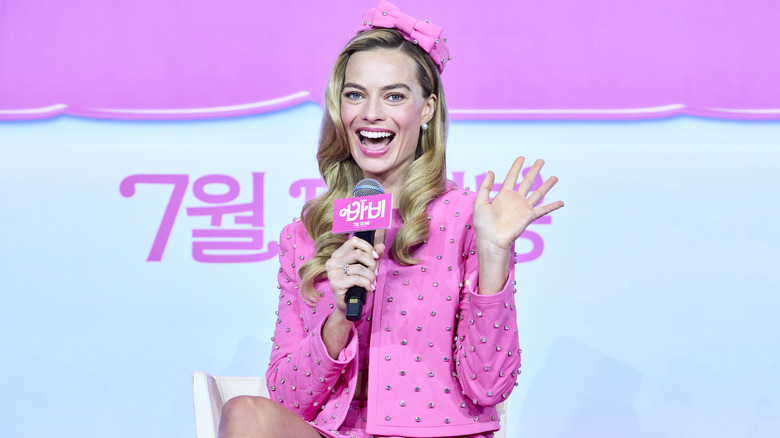 Margot Robbie waving