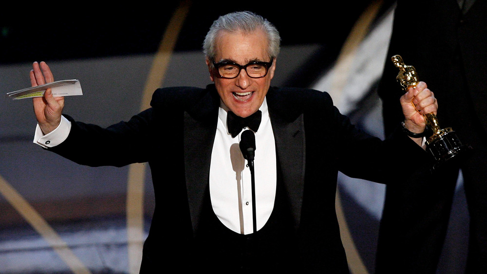 Martin Scorsese hold Oscar