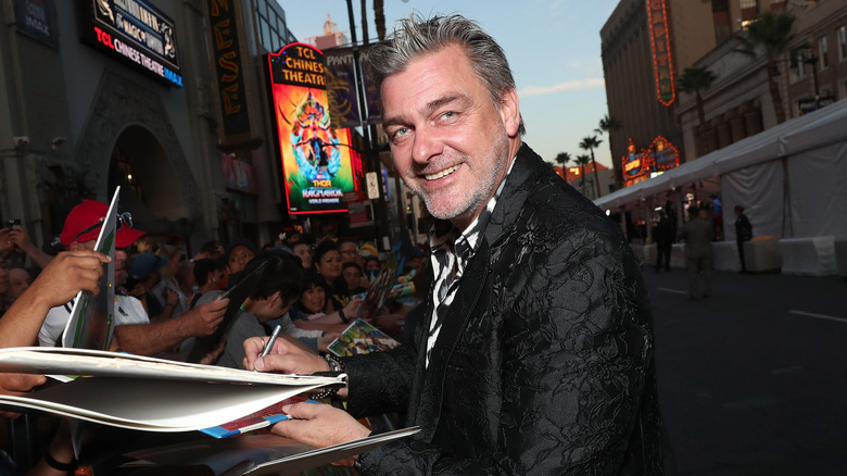 Ray Stevenson signing autographs