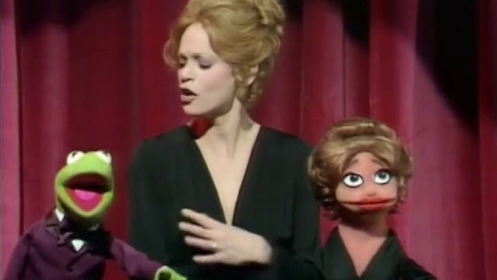 Juliet Prowse talking to Kermit