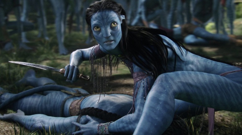 Neytiri defends Jake on the forest floor