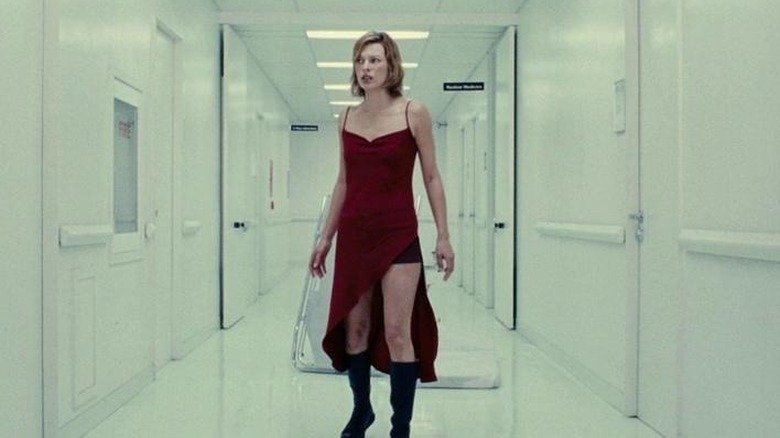 Resident Evil Milla Jovovich in a hallway