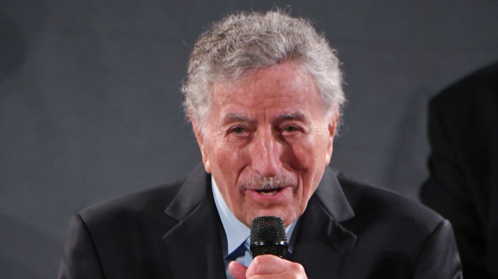 Tony Bennett sings