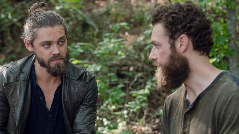 The Walking Deads Tom Payne Thinks An Aaron And Jesus Romance Would