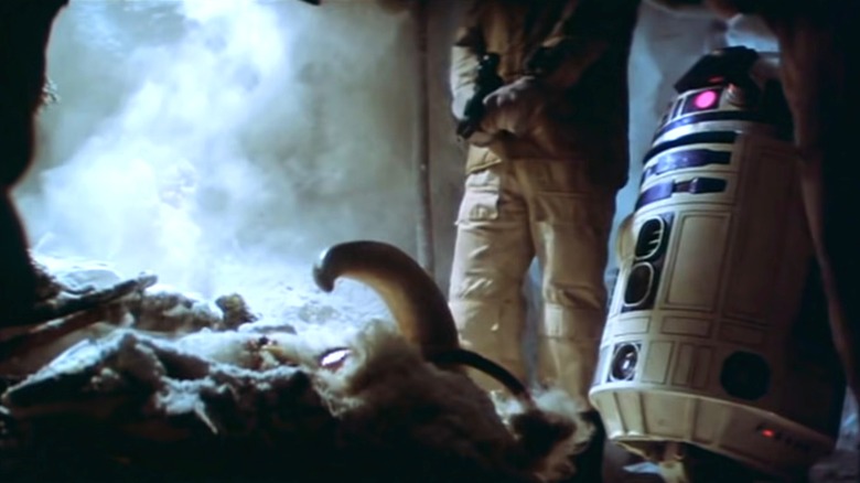 R2-D2 next to a Wampa corpse