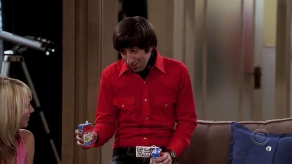 Howard (Simon Helberg) offers Penny (Kaley Cuoco) juice on The Big Bang Theory