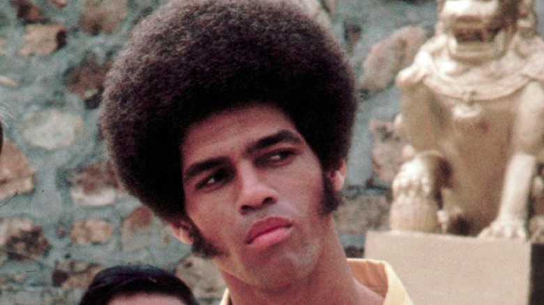 Jim Kelly shoots a sidelong glance in Enter the Dragon