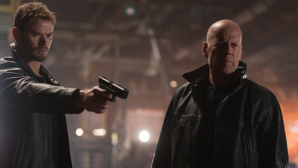 Bruce Willis interrogates a perp