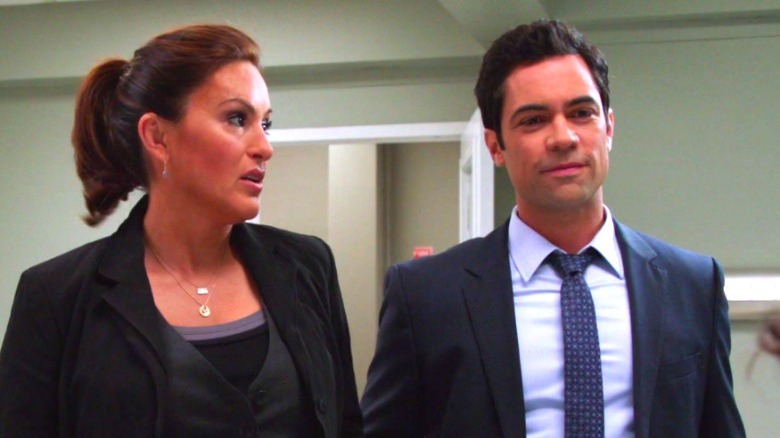 Detectives Benson and Amaro converse