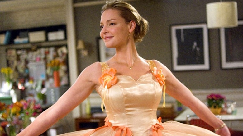 Heigl poses in orange dress