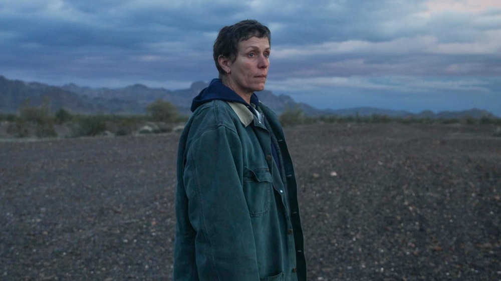 Frances McDormand stands alone in Nomadland