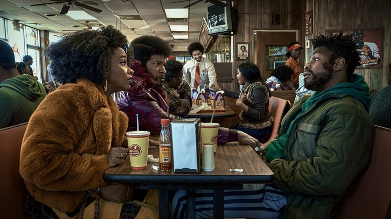 John Boyega, Jamie Foxx, Teyonah Parris at table