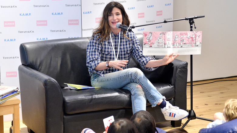 Kathryn Hahn reading books to children