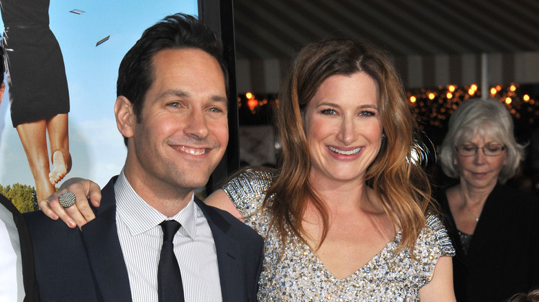 Paul Rudd and Kathryn Hahn posing