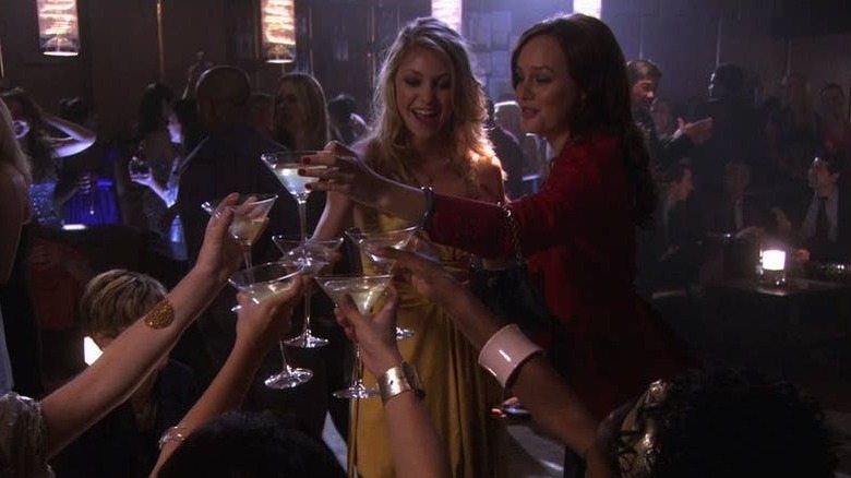 Jenny and Blair drinking martinis in Gossip Girl