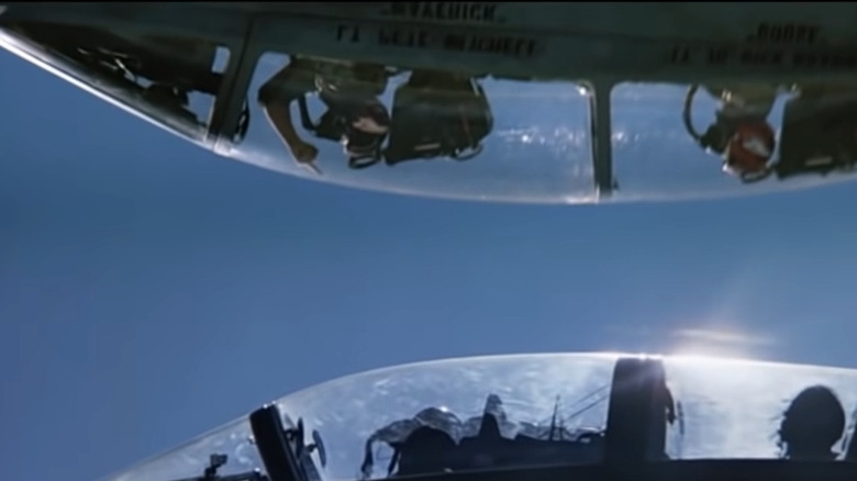 Maverick flies F14 inverted above MiG