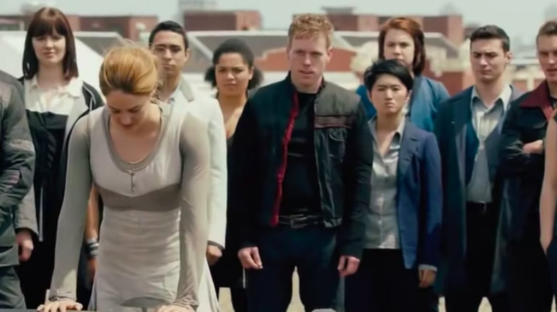 Tris and other new Dauntless initiates standing in a group