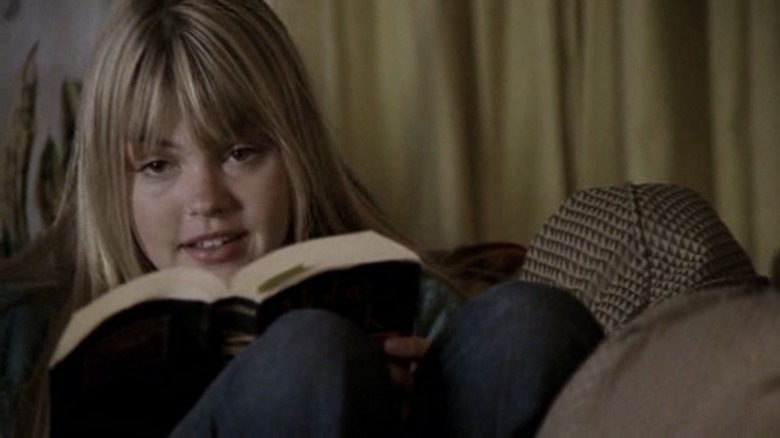 Julie reads a book