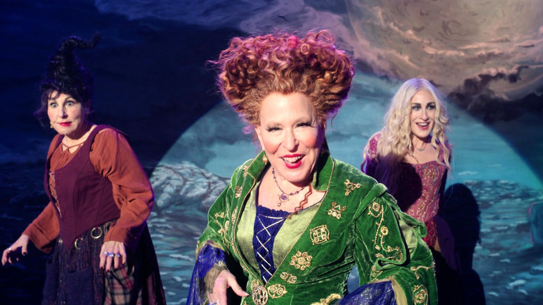 Bette Midler sings with Kathy Najimy and Sarah Jessica Parker behind her