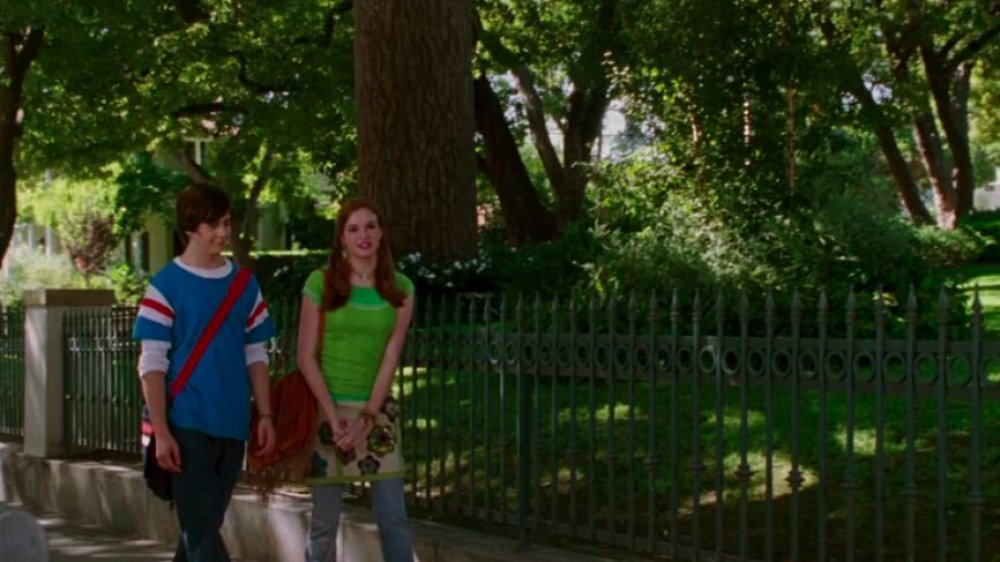 Michael Angarano as Will Stronghold and Danielle Panabaker as Layla Williams walking down the street in Sky High