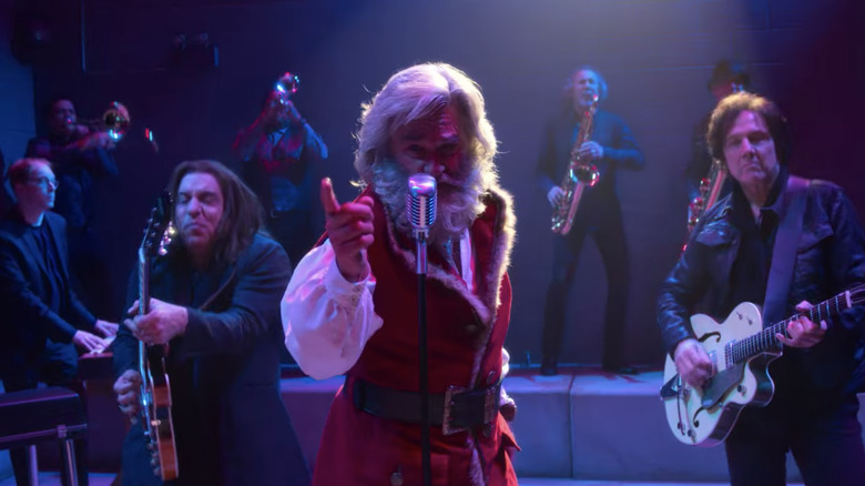 Kurt Russell Santa sing