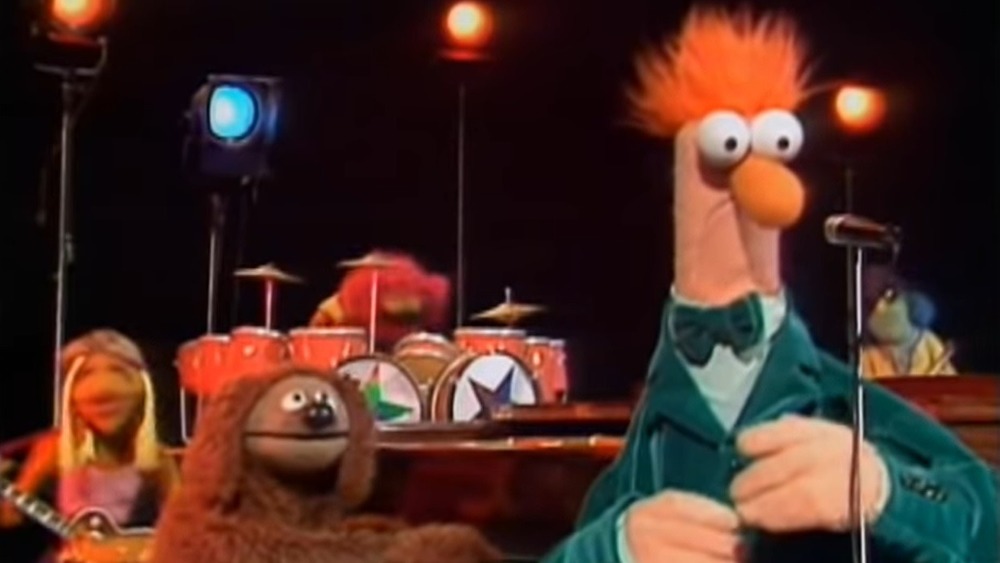 Beaker singing with the Electric Mayhem