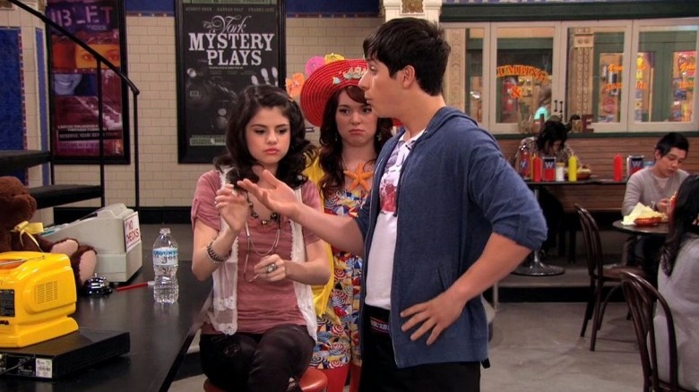 Justin, Harper, and Alex talking in Wizards of Waverly Place