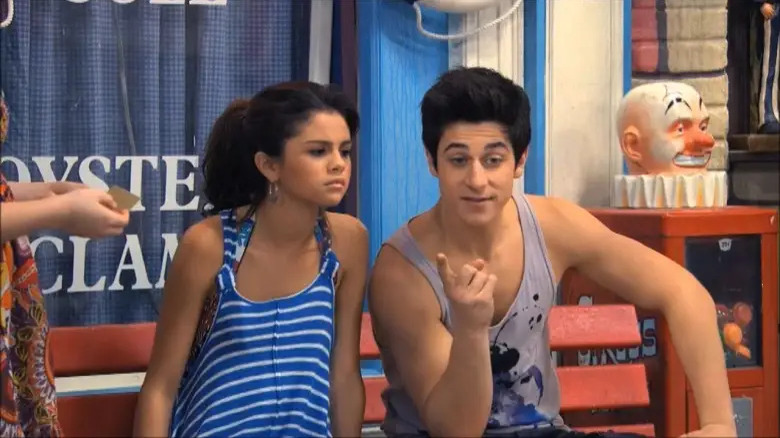 Alex and Justin talking in Wizards of Waverly Place