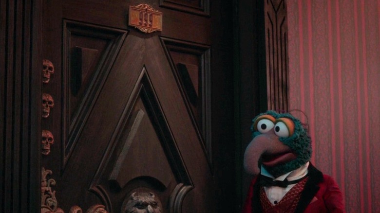 Gonzo arrives at the door to Room 999 in the Haunted Mansion