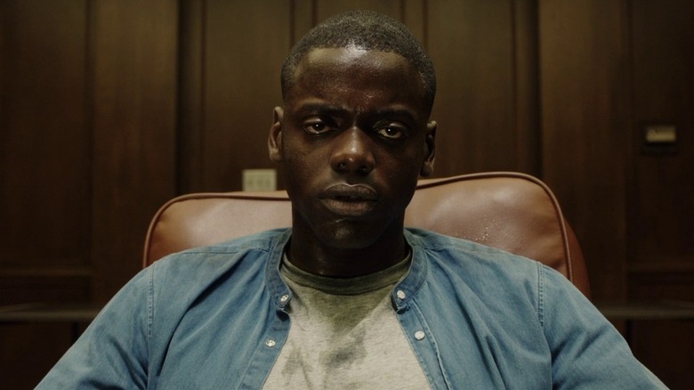 Chris (Daniel Kaluuya) is hypnotized