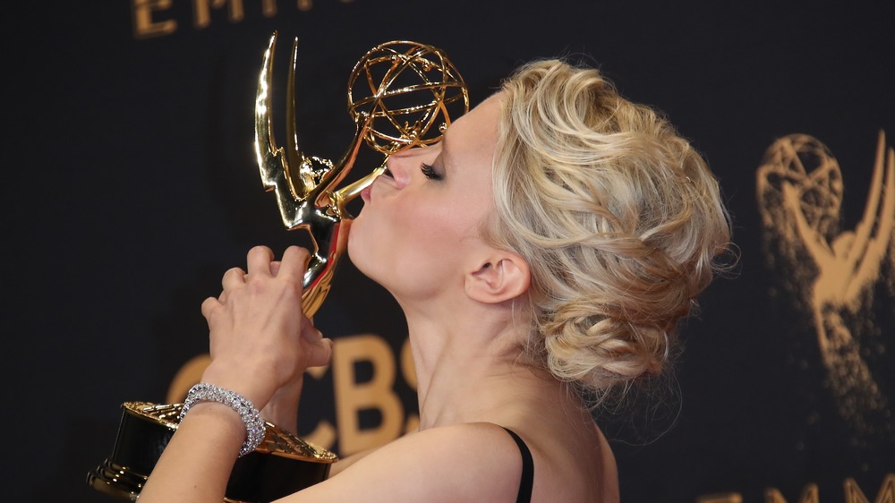 Kate McKinnon kissing Emmy