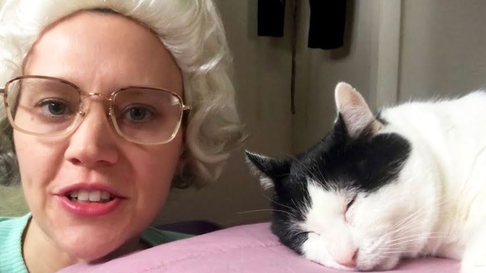 Kate McKinnon and cat