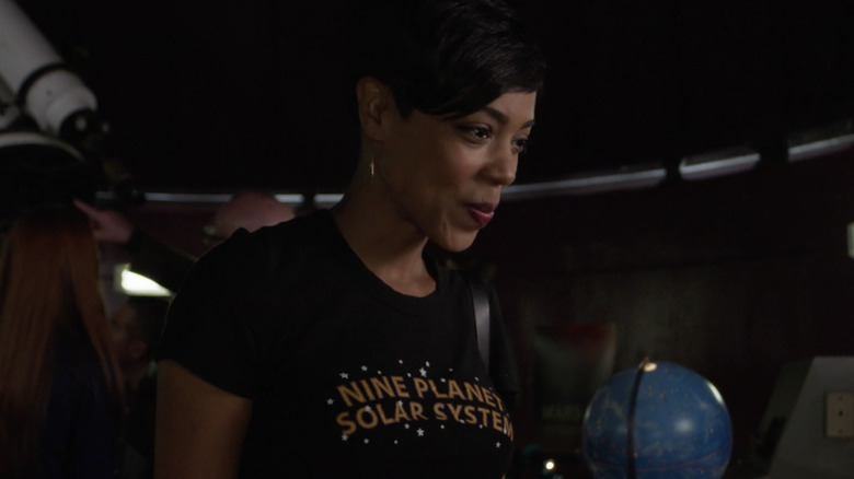 Selene wearing planet shirt in Psych 2