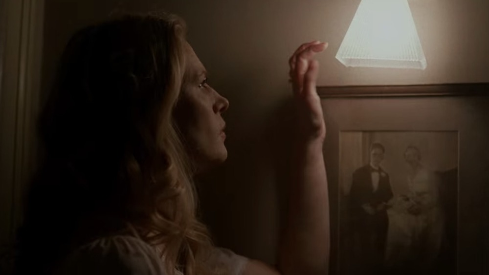 Mary Winchester taps lamp