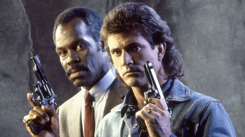 Riggs and Murtaugh holding guns