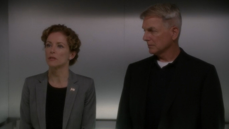 Mark Harmon and Leslie Hope in an elevator