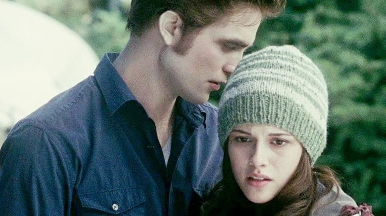 Edward embraces Bella